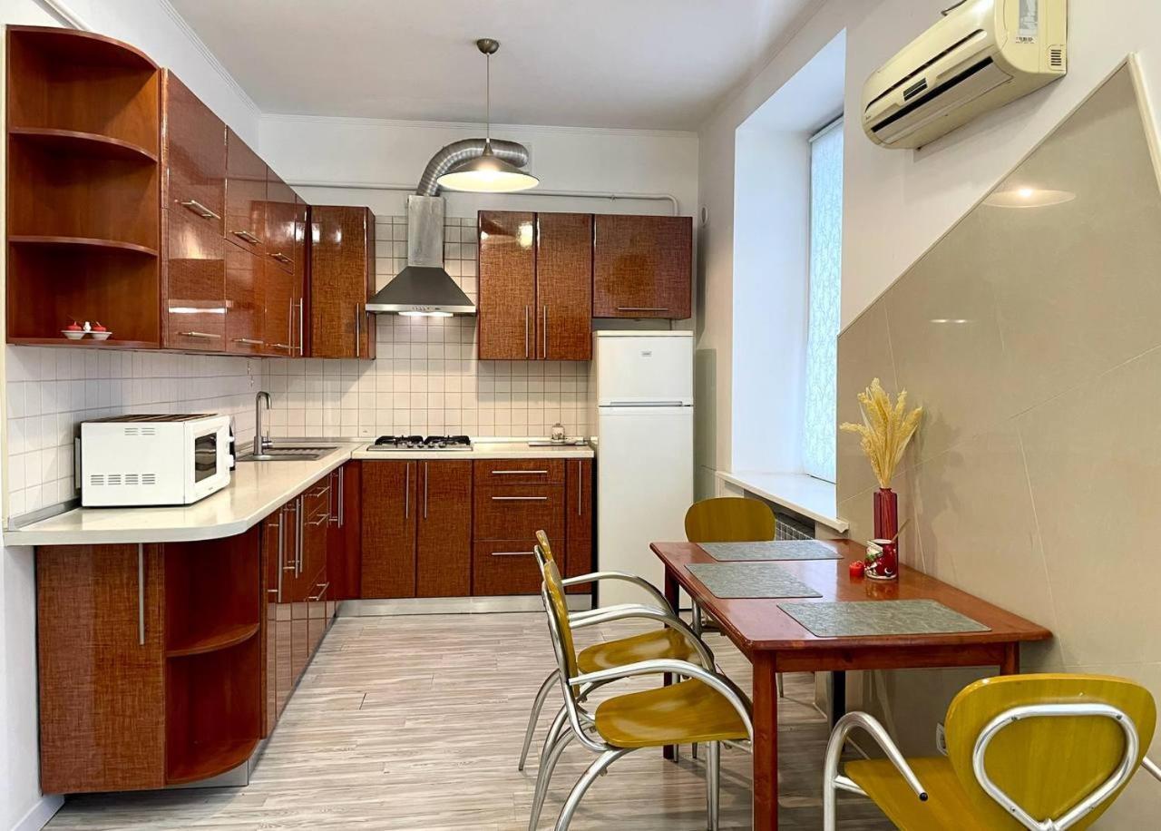 Pavlovskaya Square Apartment Kharkiv Bagian luar foto