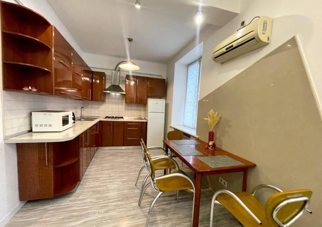 Pavlovskaya Square Apartment Kharkiv Bagian luar foto