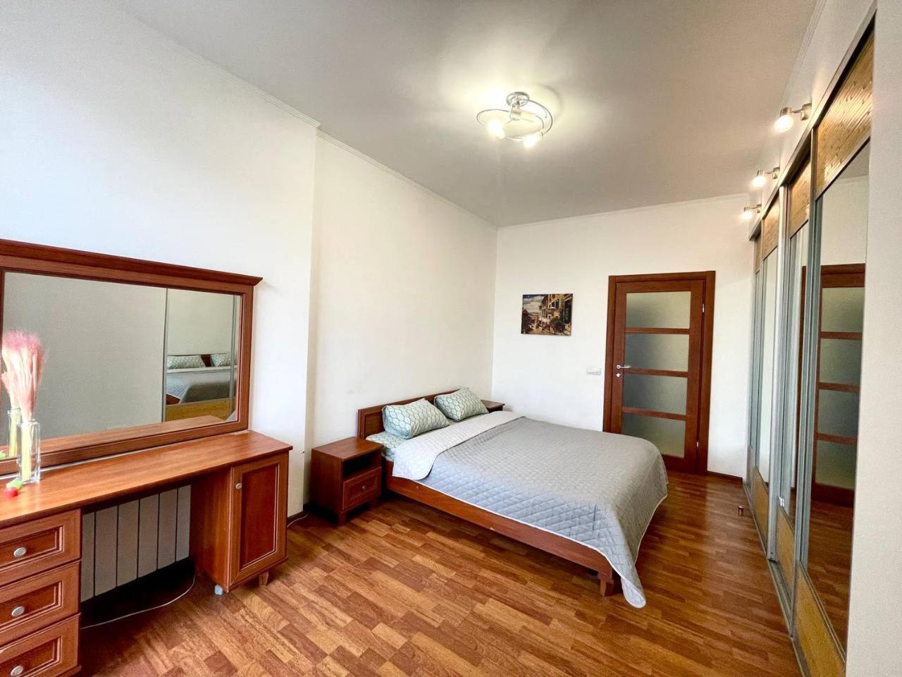 Pavlovskaya Square Apartment Kharkiv Bagian luar foto