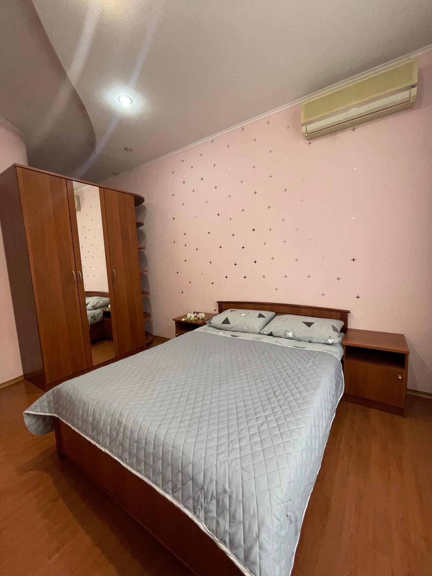 Pavlovskaya Square Apartment Kharkiv Bagian luar foto
